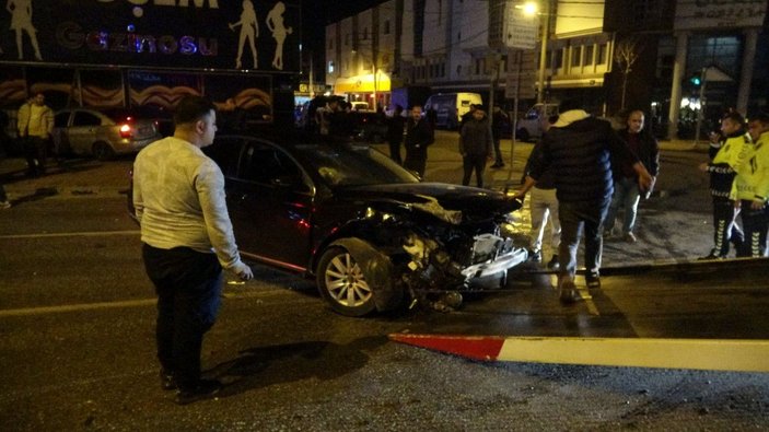 İzmir'de çarpışan 2 otomobilden 1'i gece kulübüne daldı: 5 yaralı -10