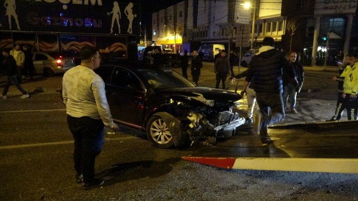 İzmir'de çarpışan 2 otomobilden 1'i gece kulübüne daldı: 5 yaralı -4