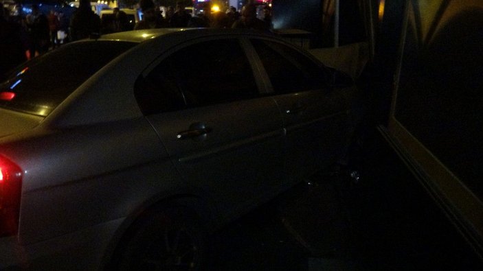 İzmir'de çarpışan 2 otomobilden 1'i gece kulübüne daldı: 5 yaralı -5