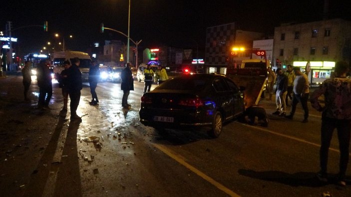 İzmir'de çarpışan 2 otomobilden 1'i gece kulübüne daldı: 5 yaralı -2