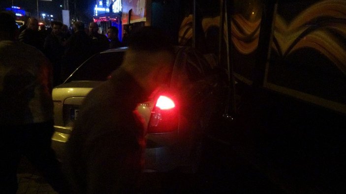 İzmir'de çarpışan 2 otomobilden 1'i gece kulübüne daldı: 5 yaralı -1