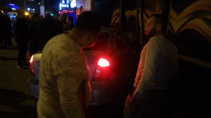 İzmir'de çarpışan 2 otomobilden 1'i gece kulübüne daldı: 5 yaralı -3