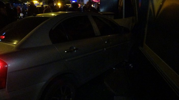 İzmir'de çarpışan 2 otomobilden 1'i gece kulübüne daldı: 5 yaralı -7