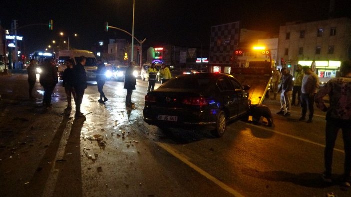 İzmir'de çarpışan 2 otomobilden 1'i gece kulübüne daldı: 5 yaralı -9