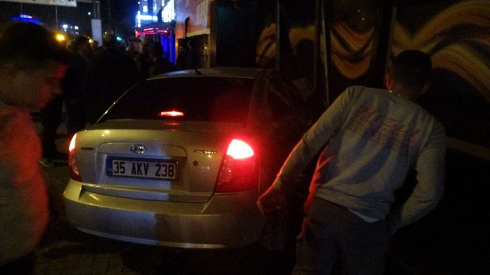 İzmir'de çarpışan 2 otomobilden 1'i gece kulübüne daldı: 5 yaralı -6