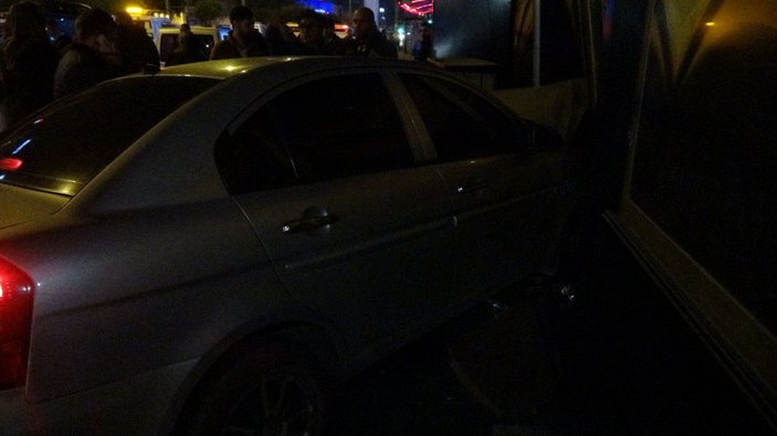 İzmir'de çarpışan 2 otomobilden 1'i gece kulübüne daldı: 5 yaralı -8
