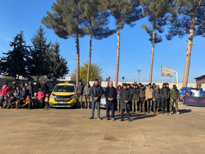 Kilis'te 57 kaçak göçmen yakalandı, 5 organizatör şüphelisi gözaltına alındı -1