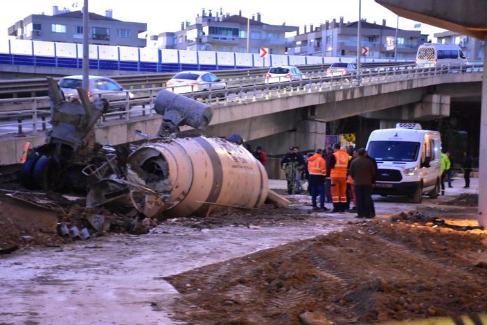 Beton mikseri viyadükten uçtu, sürücü hayatını kaybetti -3