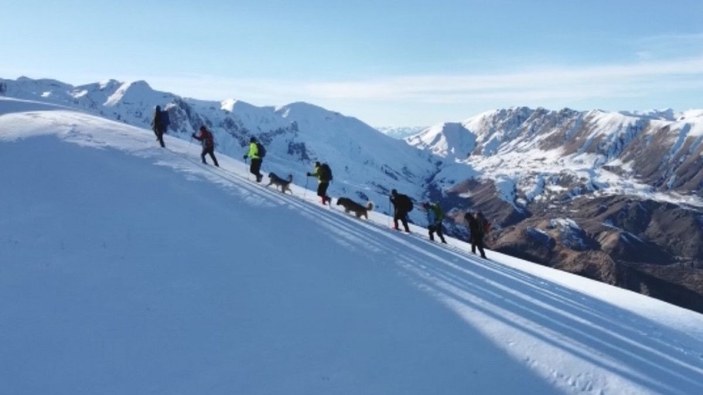 Karlı dağa tırmanan dağcıları, ayı saldırısından Kangal köpekleri kurtardı -4