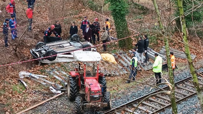 Köprüden demir yoluna uçan otomobilin sürücüsü öldü  -5