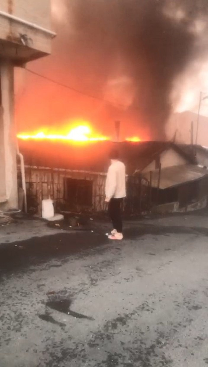 Sarıyer'de evin çatısında başlayan yangın bitişikteki binalara sıçradı -1