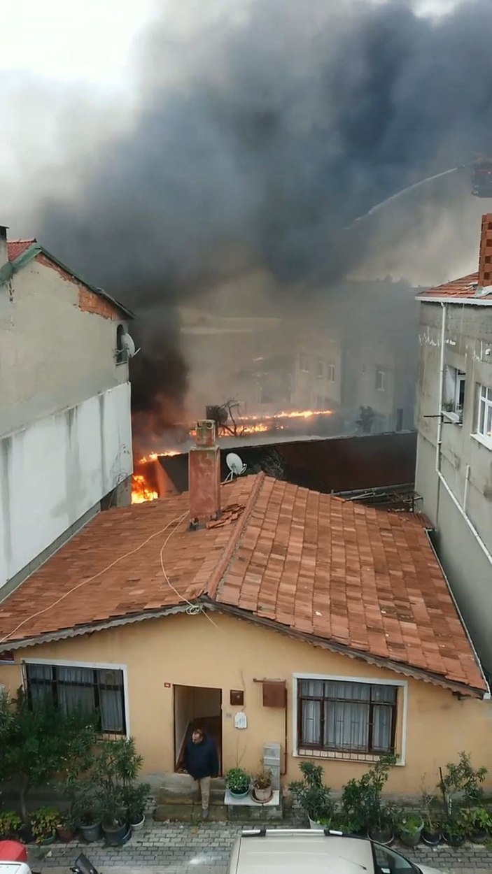 Sarıyer'de evin çatısında başlayan yangın bitişikteki binalara sıçradı -4
