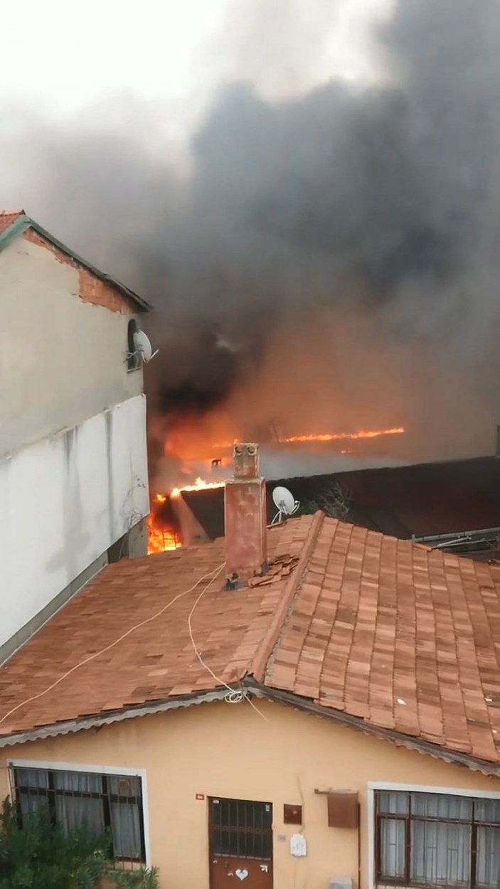 Sarıyer'de evin çatısında başlayan yangın bitişikteki binalara sıçradı -3