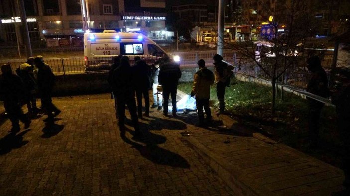 Malatya'da kontrolden çıkan araç, kaldırımda yürüyenlere çarptı: 2 ölü 1 yaralı