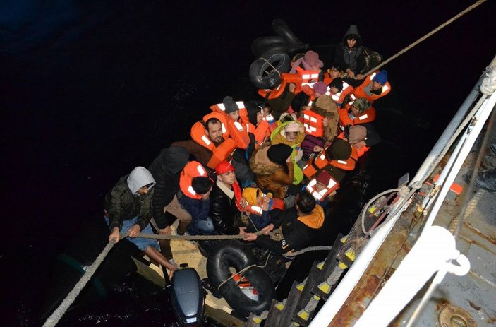 İzmir açıklarında Yunan unsurlarının ittiği 84 kaçak göçmen kurtarıldı -1