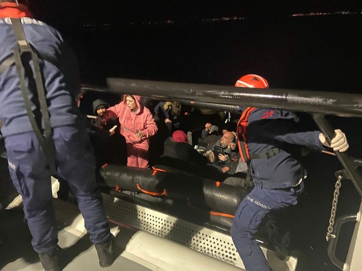 İzmir açıklarında Yunan unsurlarının ittiği 84 kaçak göçmen kurtarıldı -3
