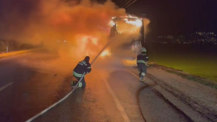 Seyir halindeki yolcu otobüsü alev alev yandı; o anlar kamerada -8