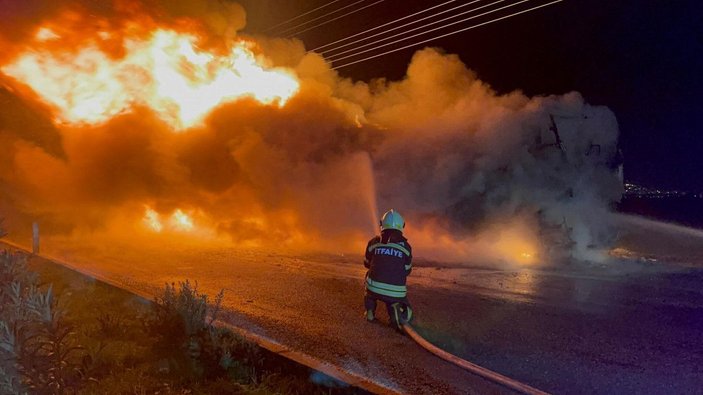 Seyir halindeki yolcu otobüsü alev alev yandı; o anlar kamerada -4