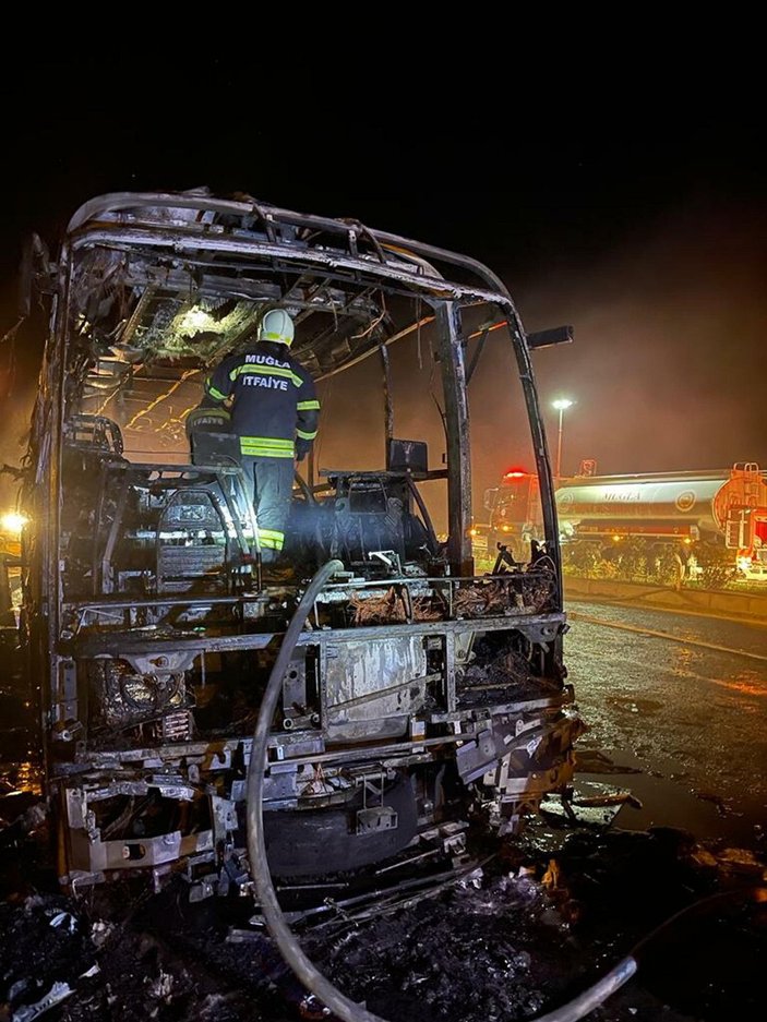 Seyir halindeki yolcu otobüsü alev alev yandı; o anlar kamerada -6
