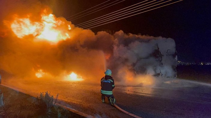 Seyir halindeki yolcu otobüsü alev alev yandı; o anlar kamerada -5