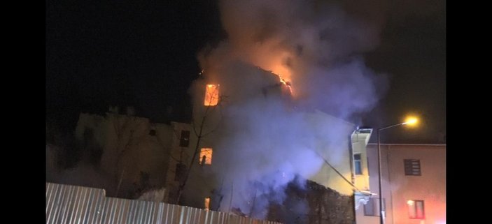 Bursa'da kullanılmayan 4 katlı tarihi binada yangın çıktı; 2'nci katta yaşayan evsiz kadın kurtarıldı -5