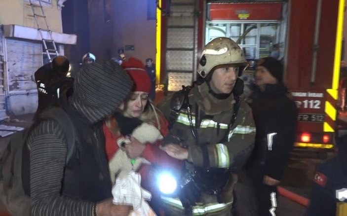 Bursa'da kullanılmayan 4 katlı tarihi binada yangın çıktı; 2'nci katta yaşayan evsiz kadın kurtarıldı -4
