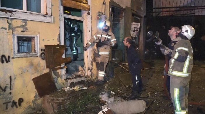 Bursa'da kullanılmayan 4 katlı tarihi binada yangın çıktı; 2'nci katta yaşayan evsiz kadın kurtarıldı -3