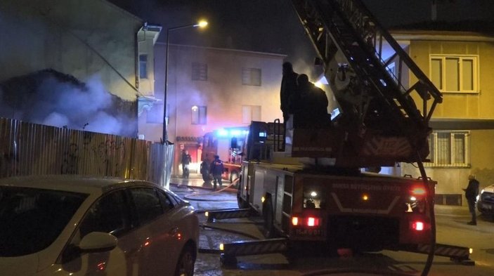 Bursa'da kullanılmayan 4 katlı tarihi binada yangın çıktı; 2'nci katta yaşayan evsiz kadın kurtarıldı -6