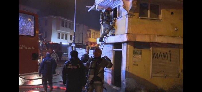 Bursa'da kullanılmayan 4 katlı tarihi binada yangın çıktı; 2'nci katta yaşayan evsiz kadın kurtarıldı -2