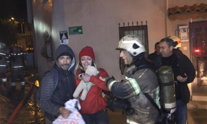 Bursa'da kullanılmayan 4 katlı tarihi binada yangın çıktı; 2'nci katta yaşayan evsiz kadın kurtarıldı -1