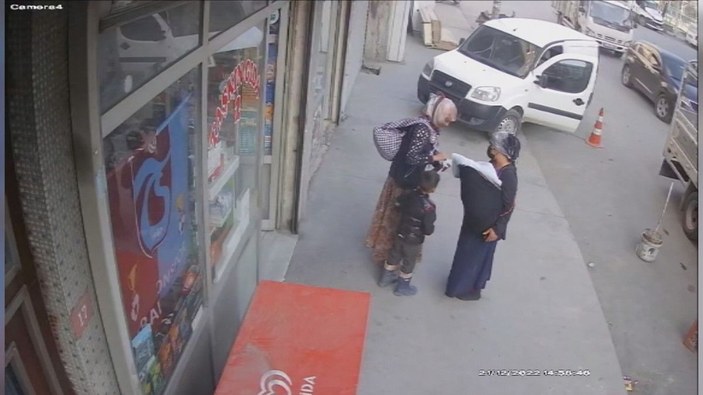 Sultangazi'de tırnakçılık yapan kadınlarla esnaf arasında arbede  -1