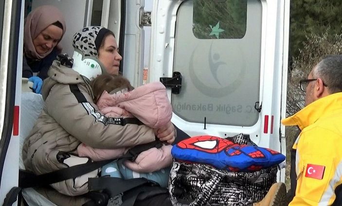 Salihli'de zincirleme kaza: 2'si çocuk, 8 yaralı -7