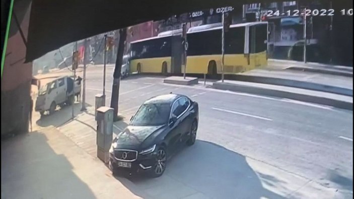 Sultangazi'de İETT otobüsü kazası kamerada -2