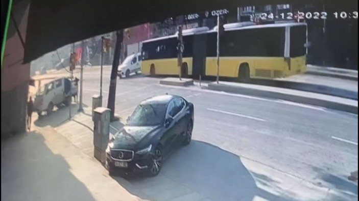Sultangazi'de İETT otobüsü kazası kamerada -1