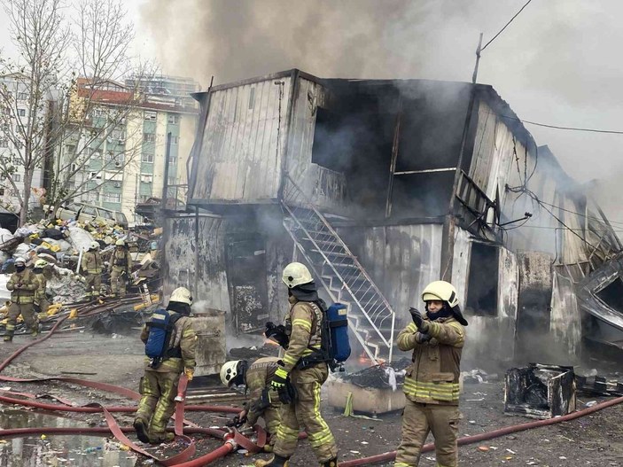 İstanbul Maltepe’de işçilerin kaldığı konteynerde yangın çıktı. Olay yerine çok sayıda itfaiye ekibi sevk edildi. -1
