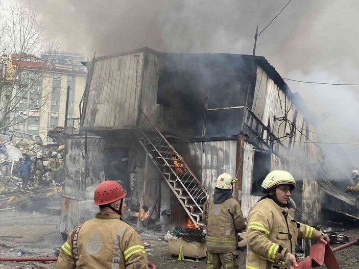 İstanbul Maltepe’de işçilerin kaldığı konteynerde yangın çıktı. Olay yerine çok sayıda itfaiye ekibi sevk edildi. -2