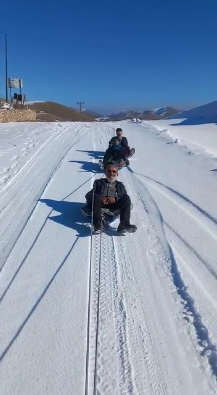 70 yaşındaki İsmail dedenin karda kızak keyfi izleyenleri gülümsetti -1