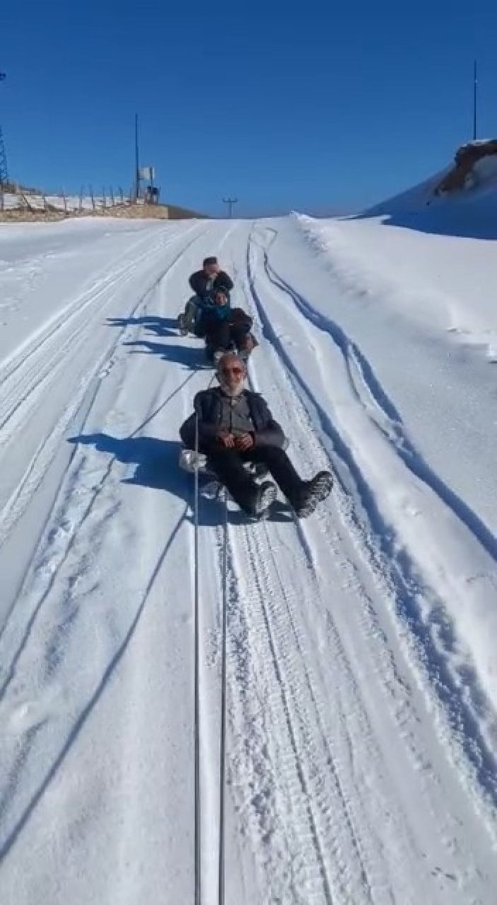 70 yaşındaki İsmail dedenin karda kızak keyfi izleyenleri gülümsetti -2