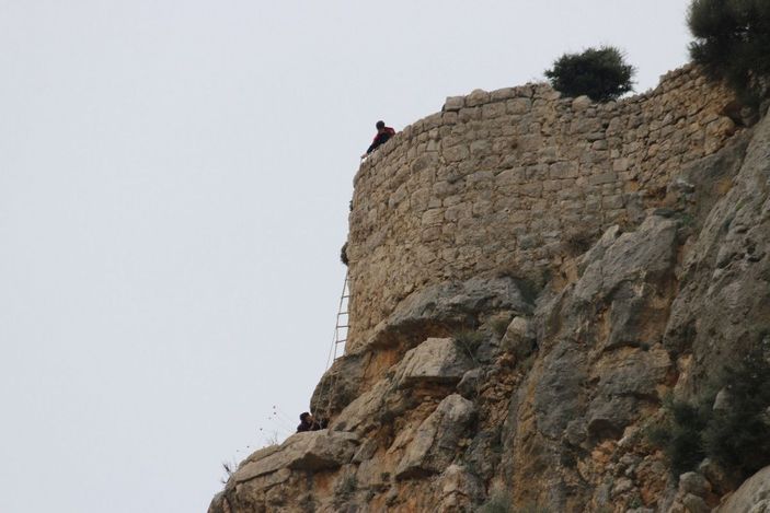 d Gezmek için çıktığı kalede mahsur kaldı, ip merdivenle kurtarıldı -2