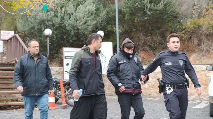 d Gezmek için çıktığı kalede mahsur kaldı, ip merdivenle kurtarıldı -5