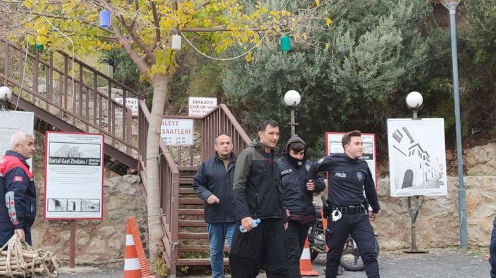 d Gezmek için çıktığı kalede mahsur kaldı, ip merdivenle kurtarıldı -6