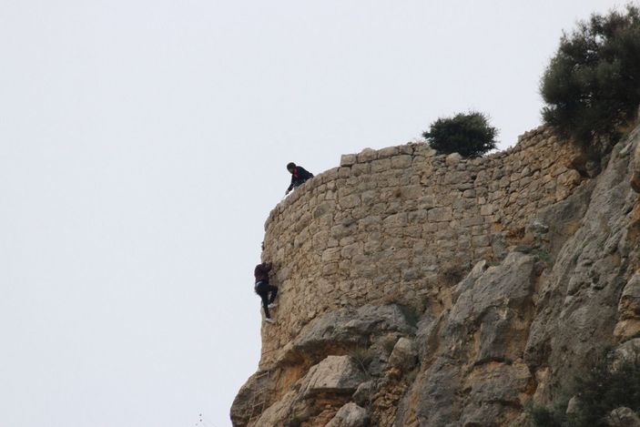 d Gezmek için çıktığı kalede mahsur kaldı, ip merdivenle kurtarıldı -3