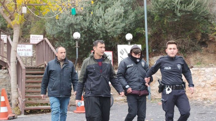 d Gezmek için çıktığı kalede mahsur kaldı, ip merdivenle kurtarıldı -4