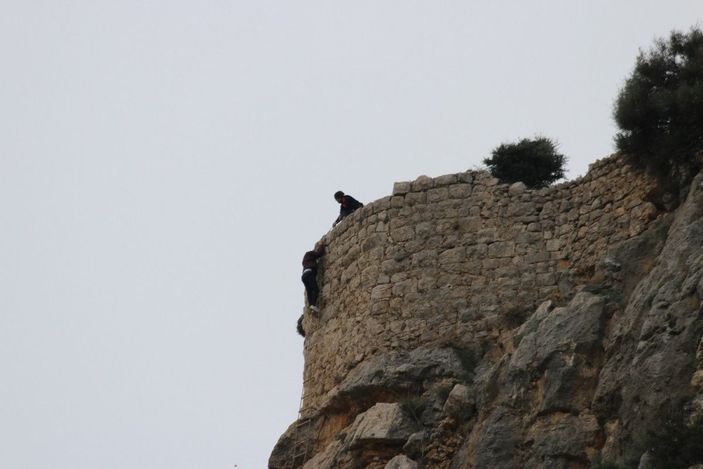 d Gezmek için çıktığı kalede mahsur kaldı, ip merdivenle kurtarıldı -1