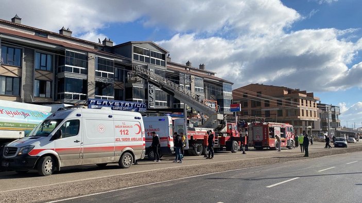 Kütahya'da apartmanda yangın; 11 kişi dumandan etkilendi -5