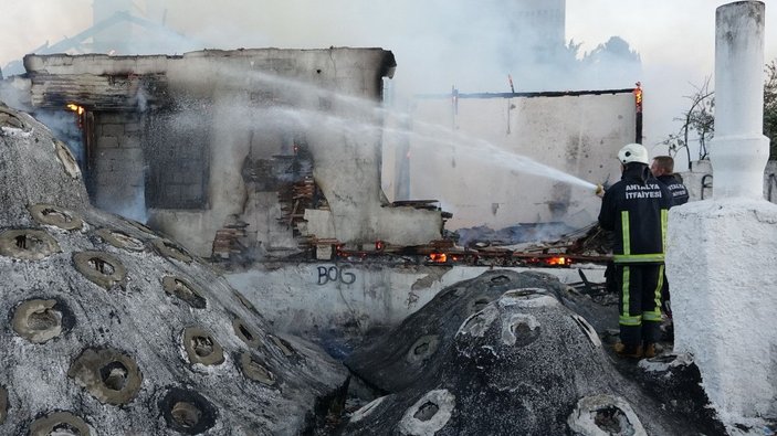 Tarihi Kaleiçi'ndeki metruk bina yandı -3