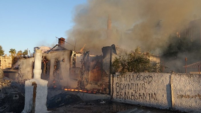 Tarihi Kaleiçi'ndeki metruk bina yandı -5