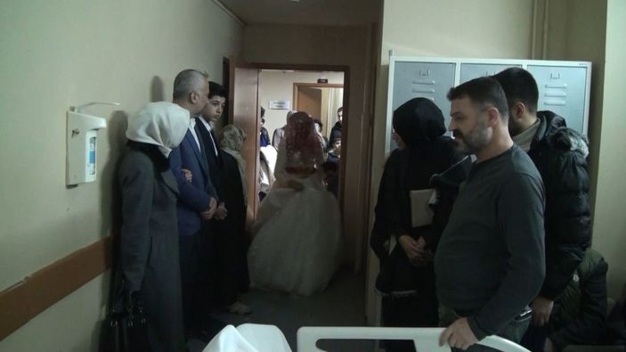 Kazada damadın ayakları kırıldı, nikahları hastanede kıyıldı -10