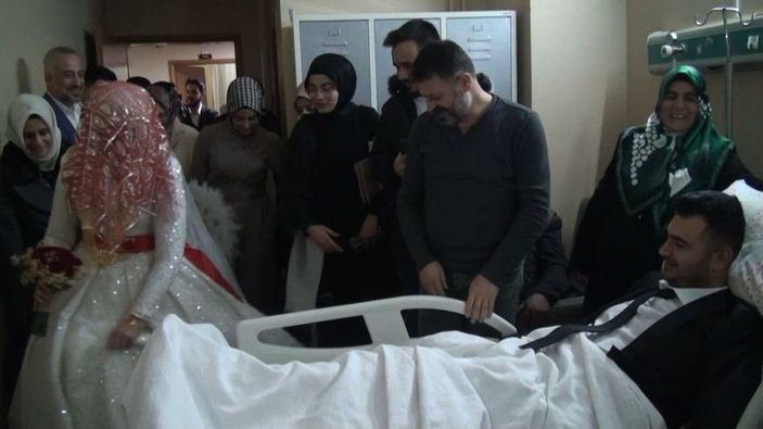 Kazada damadın ayakları kırıldı, nikahları hastanede kıyıldı -9