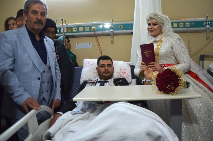 Kazada damadın ayakları kırıldı, nikahları hastanede kıyıldı -5